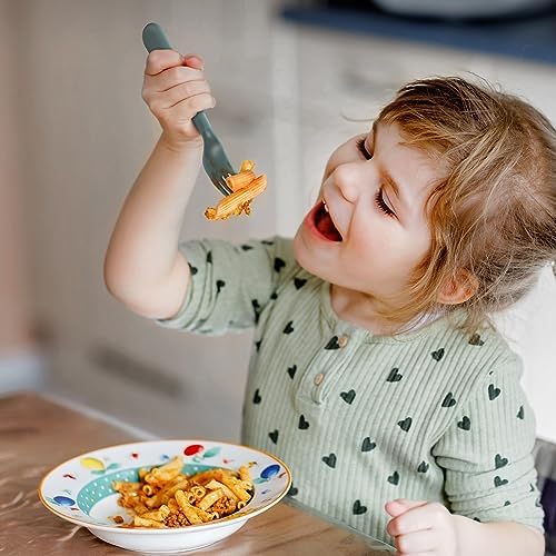 Ergonomic plastic flatware set for toddlers by Poikshark