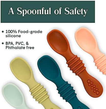 Close up of the flexible shallow tip on the Simka Rose infant spoon