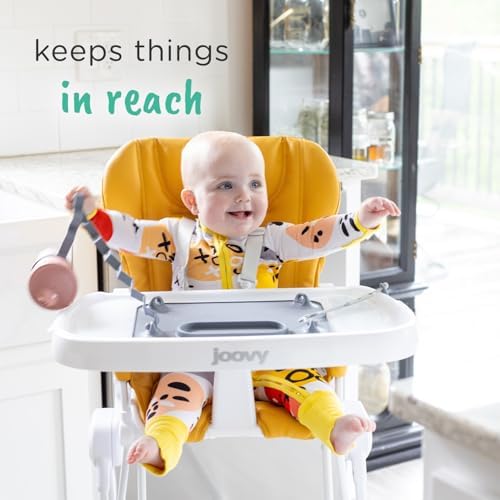 Toddler utilizing the Busy Baby suction mat for self feeding and baby led weaning.