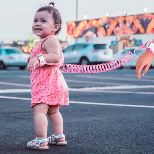Child wearing Accmor anti lost wrist link at park