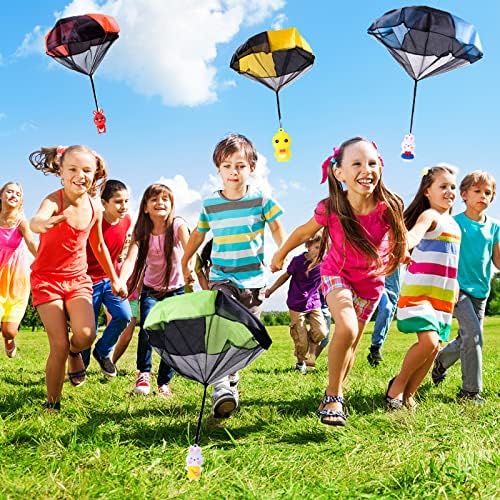 VOMAOK toy paratroopers floating smoothly through the air showing the realistic aerodynamic parachute landing mechanism.