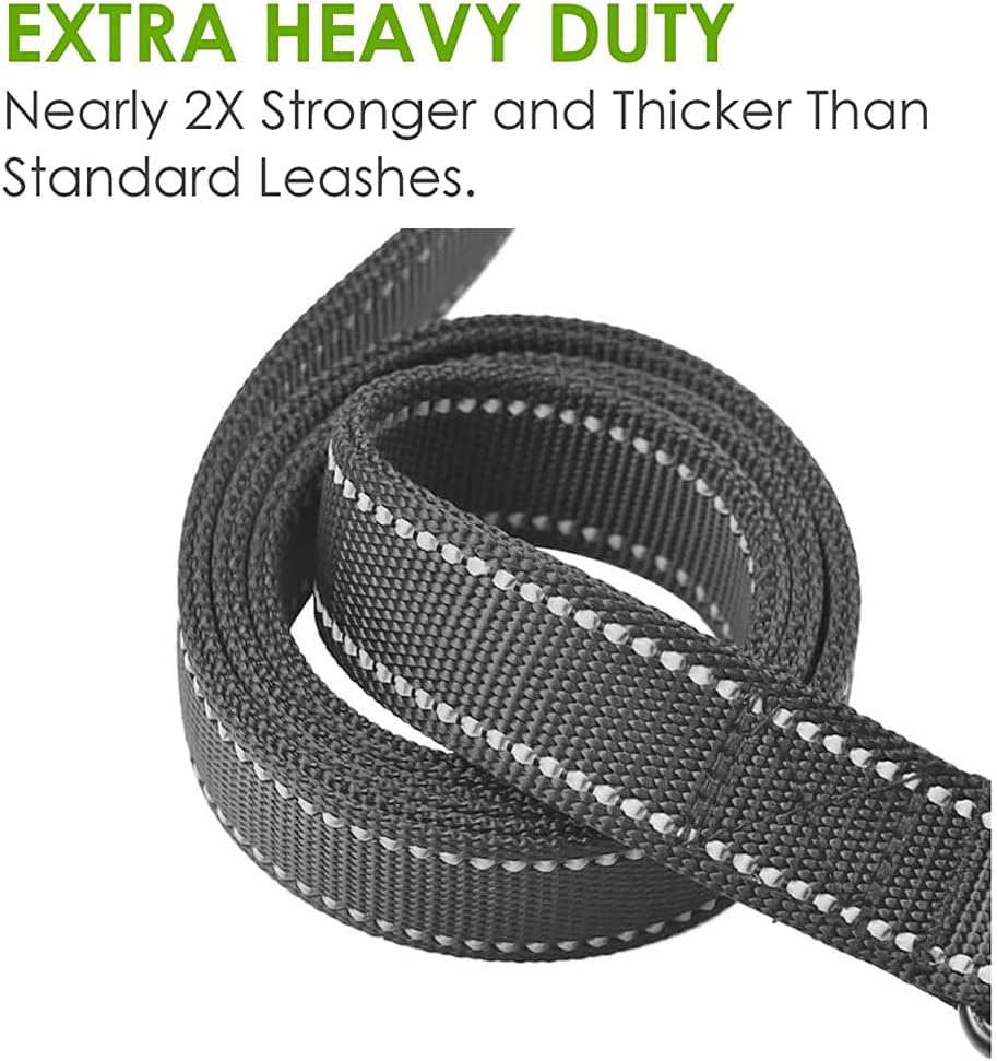 Heavy duty three hundred and sixty degree rotating metal clasp on the Jewoster pet leash.