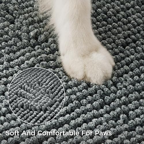 Thick absorbent chenille fibers trapping mud and water