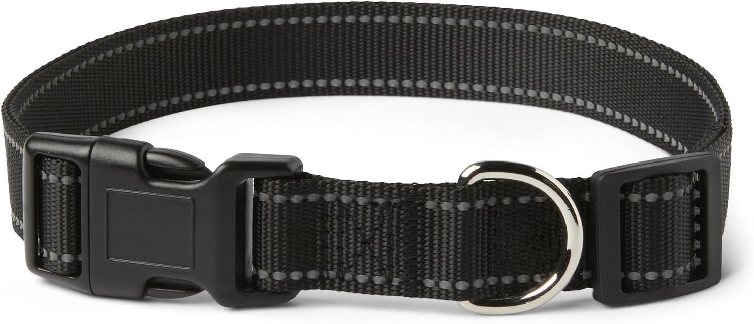 Adjustable nylon strap mechanism of Amazon Basics pet belt
