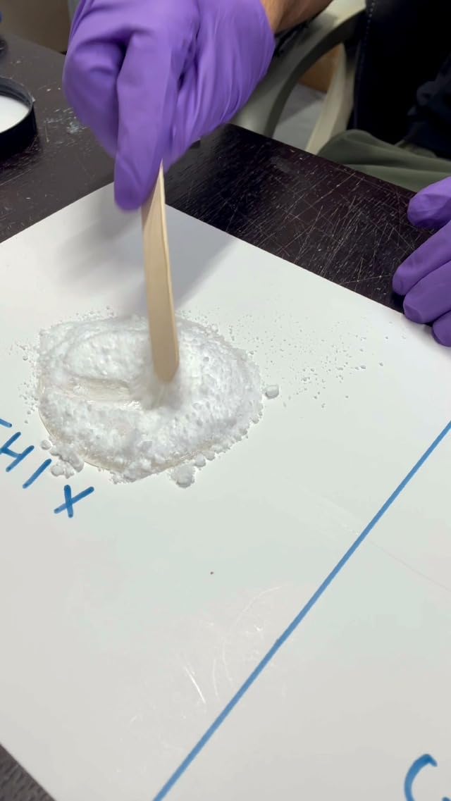 Safety label and product details on Ceccorp silica packaging