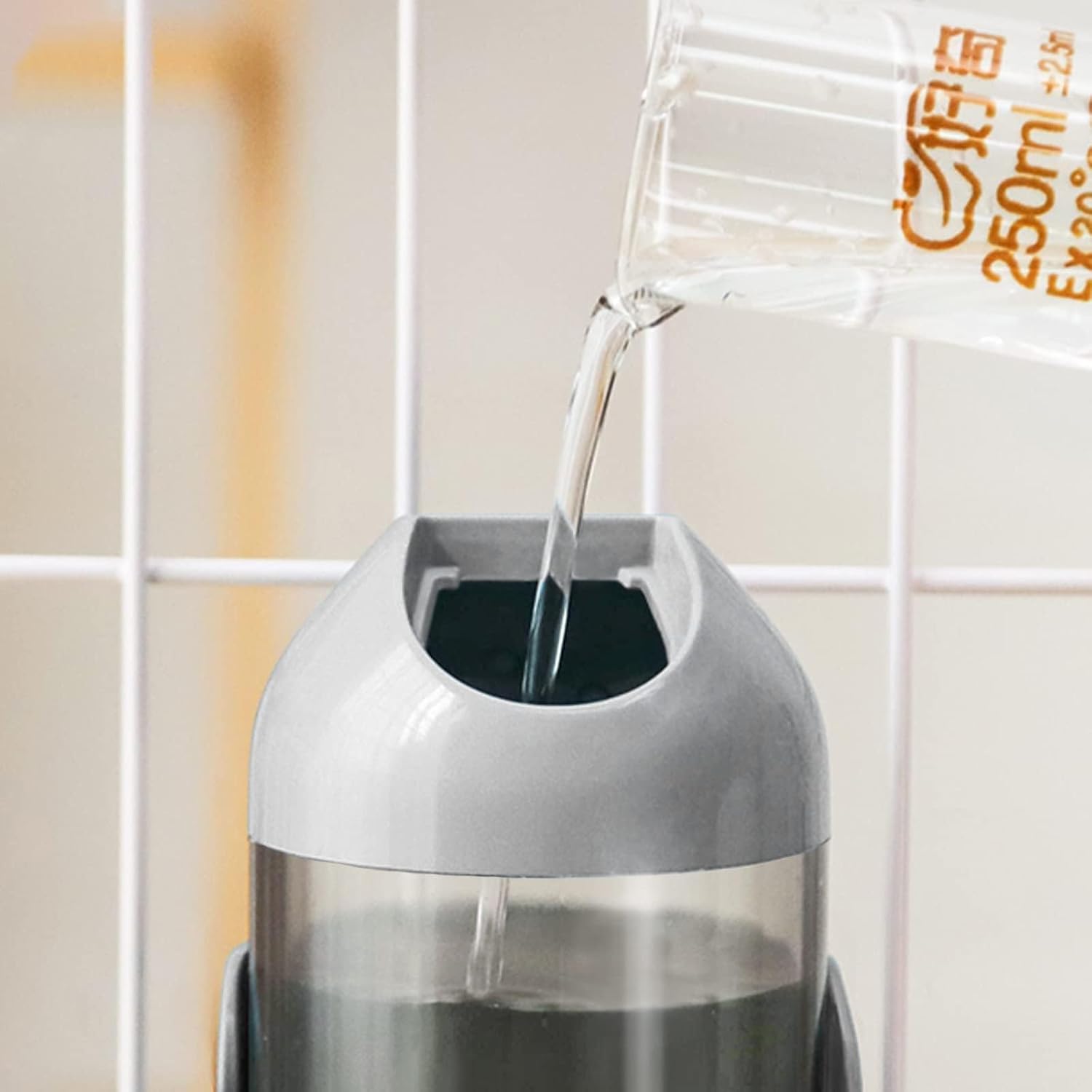 Septillar rabbit cage water dispenser leaking protection mechanism