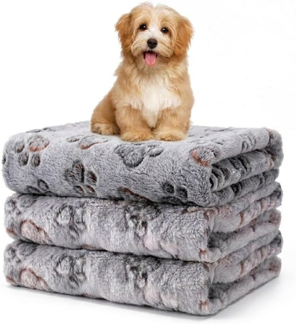 Demonstration of the durable machine washable fabric of the Yintrest flannel pet throw.