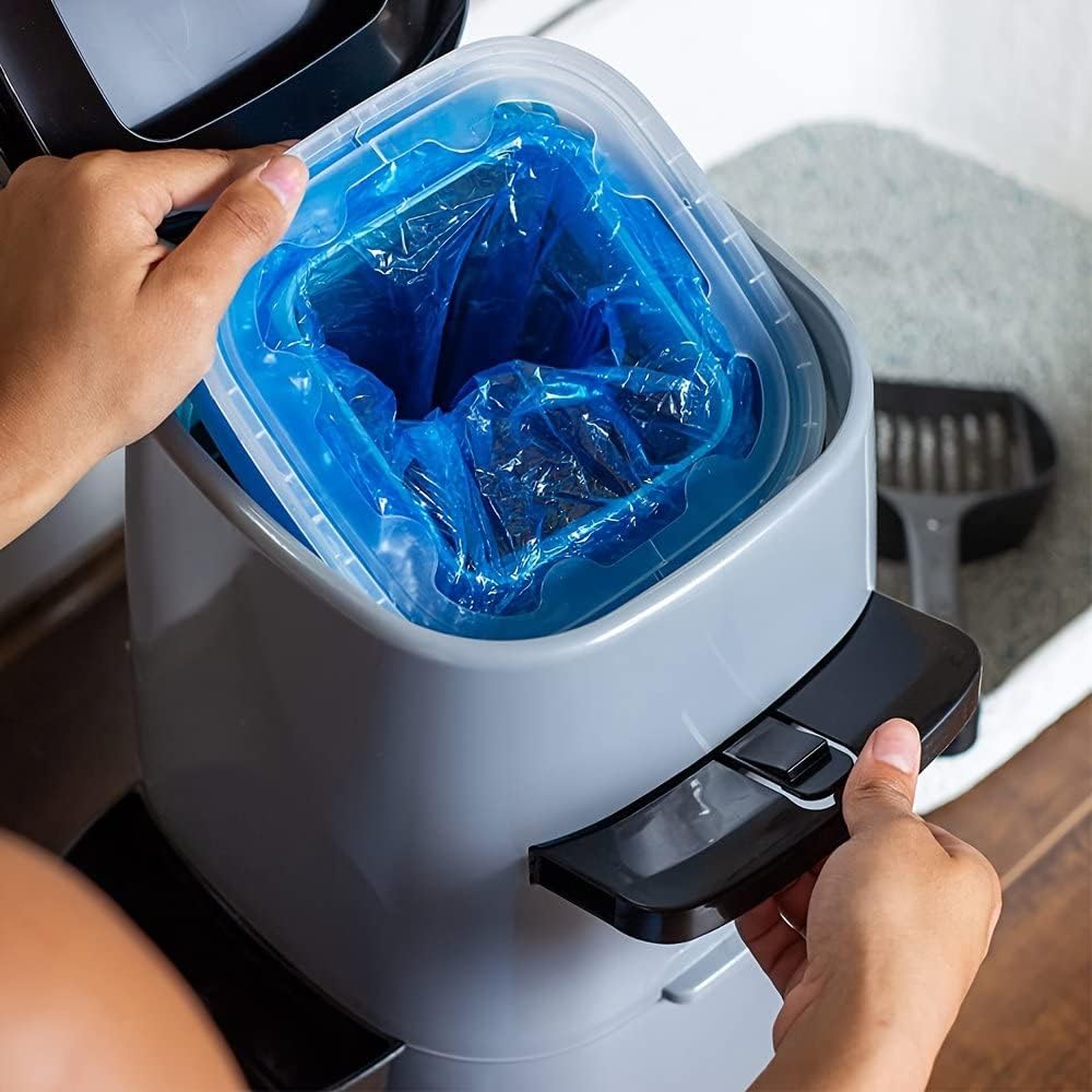 Step by step demonstration of tying a knot in the continuous cat litter refill plastic film