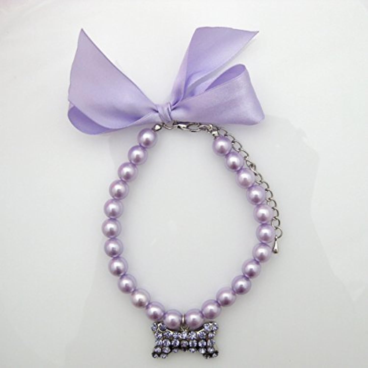 Close up view of the adjustable jewelry clasp on the PetFavorites pearl pet costume necklace.