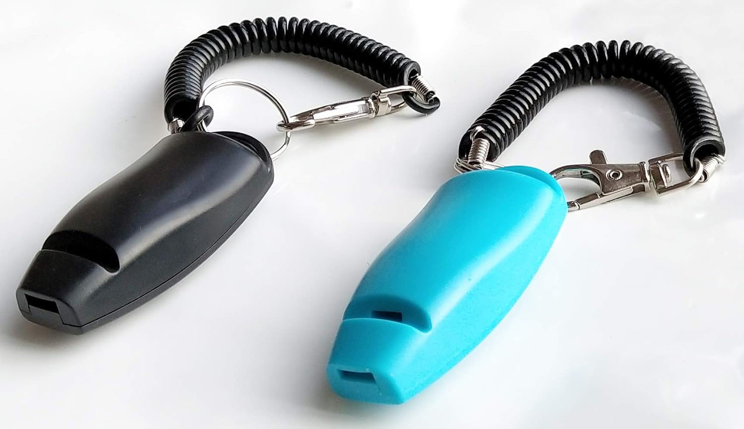 Elastic spring wrist strap on the HoAoOo dog training whistle for hands free use.