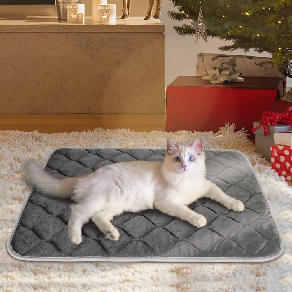 ULIGOTA self warming dog crate pad close up view of the durable silver grey border stitching.