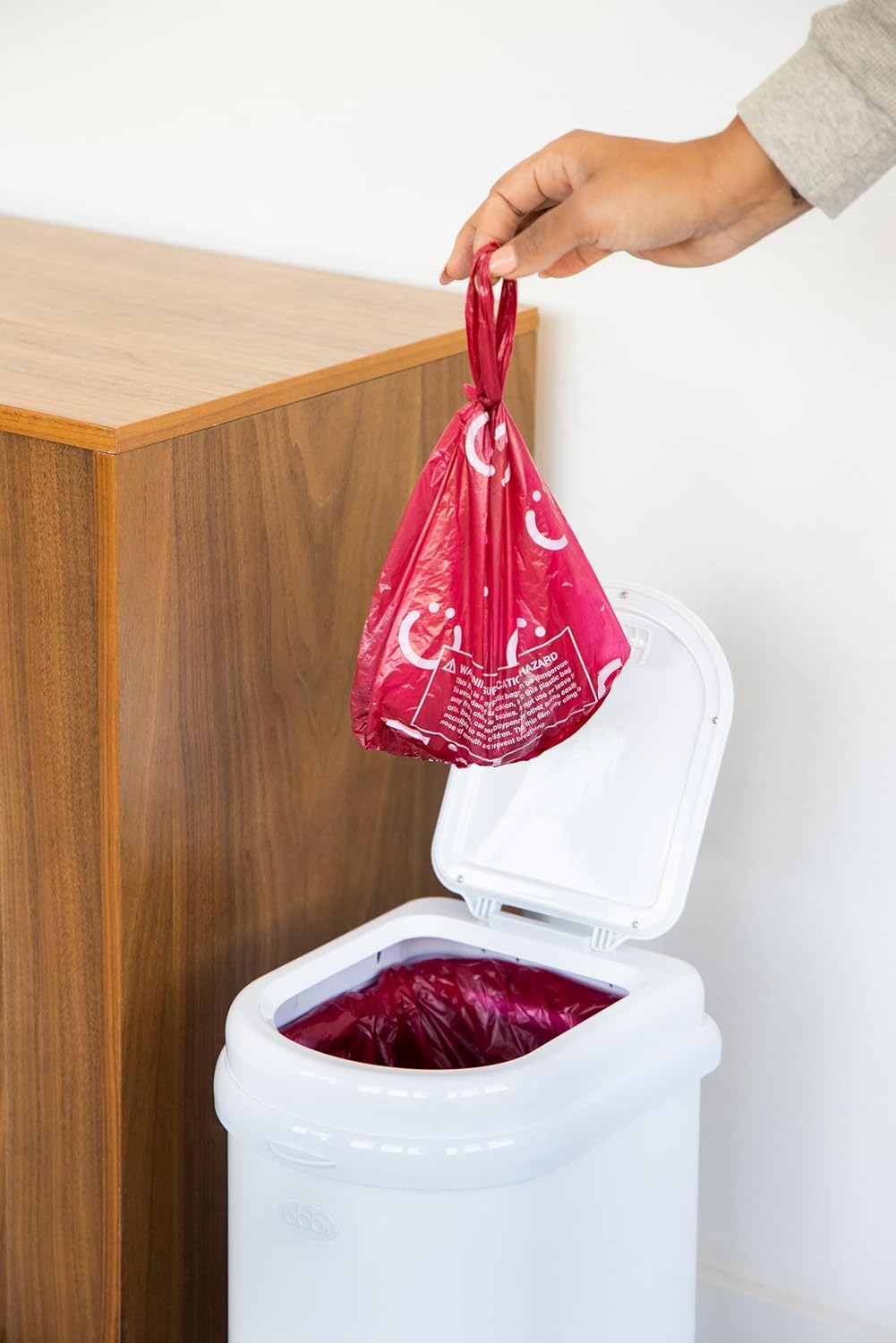 Vest style cat litter disposal bags with easy tie tabs demonstration.