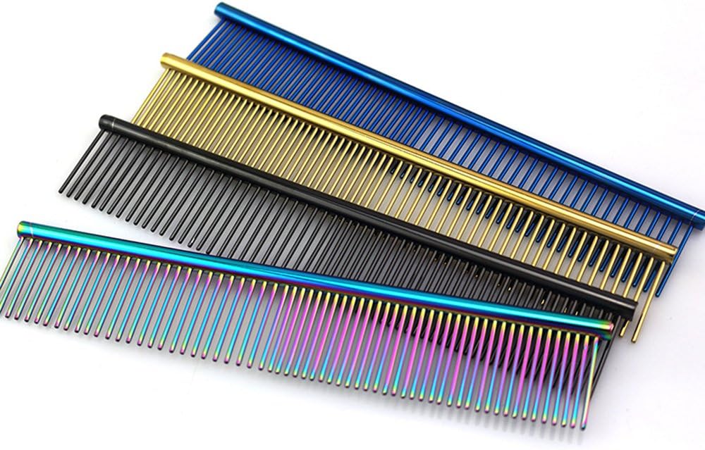 Grtdrm Zocr pet comb held in hand for size reference
