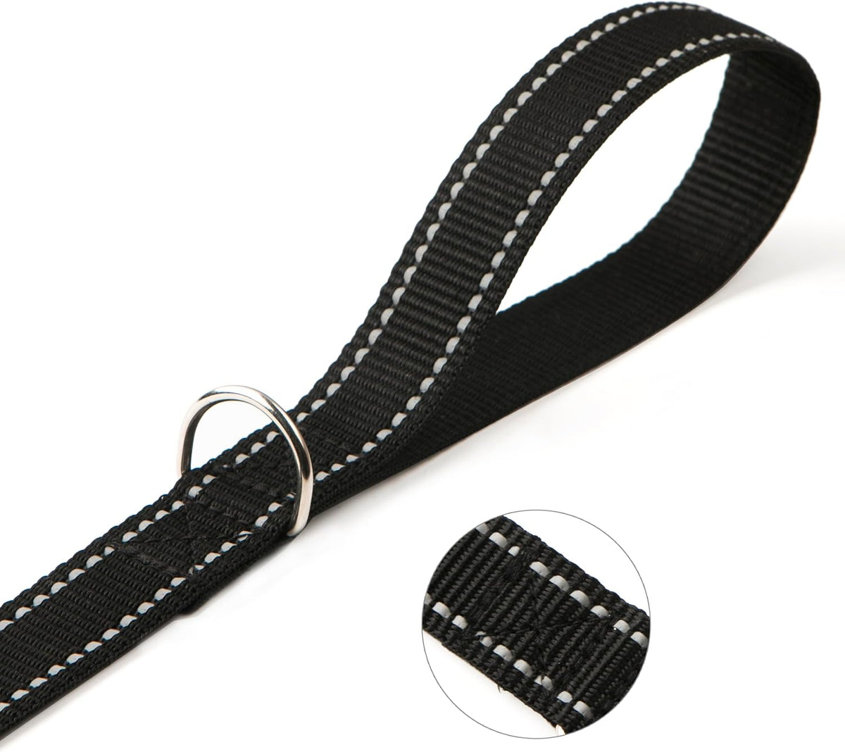 Ergonomic comfortable handle of the SUNNQ dog leash with built in metal D ring accessory.