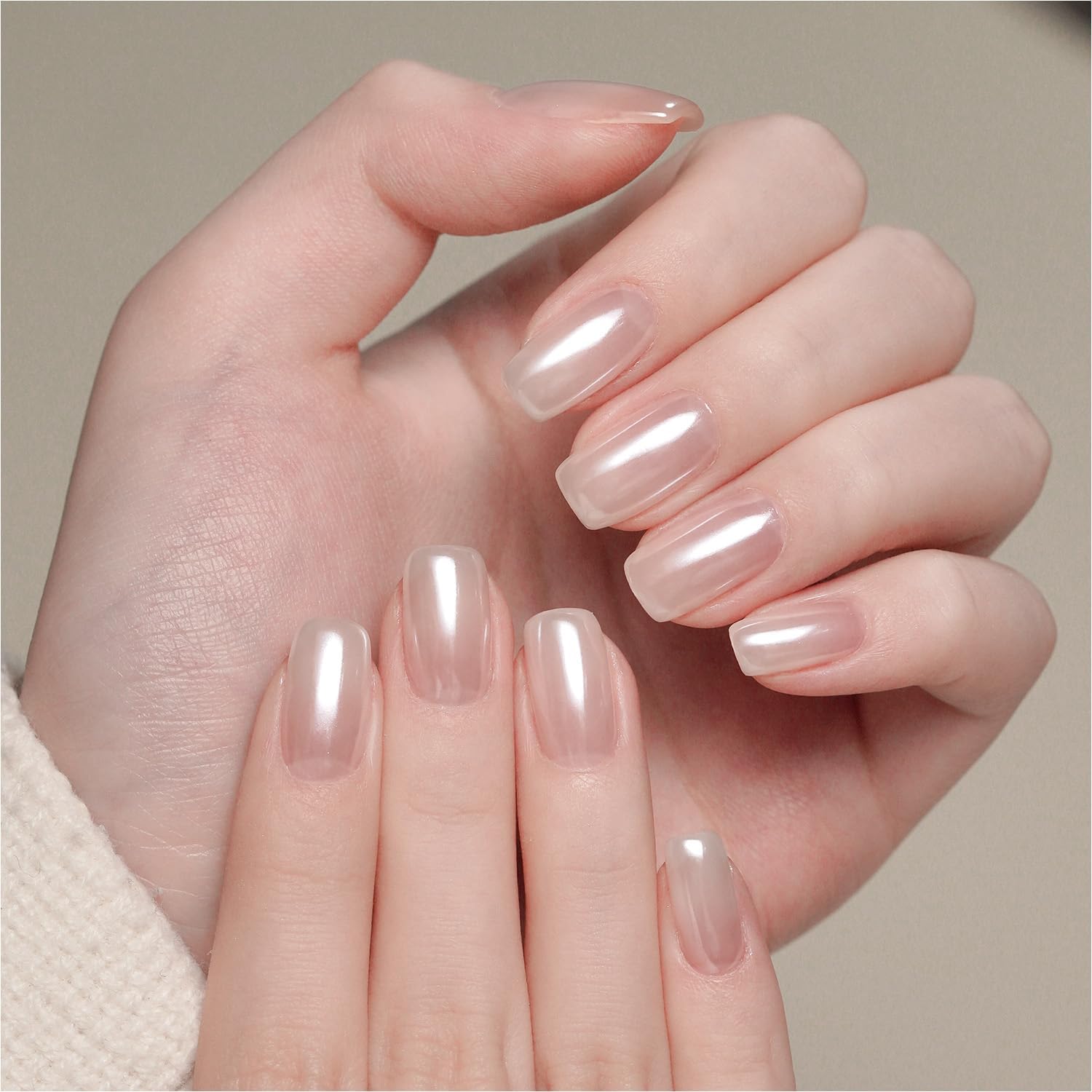 GAOY white pearl chrome nail powder showing the fine white pigment and mirror effect