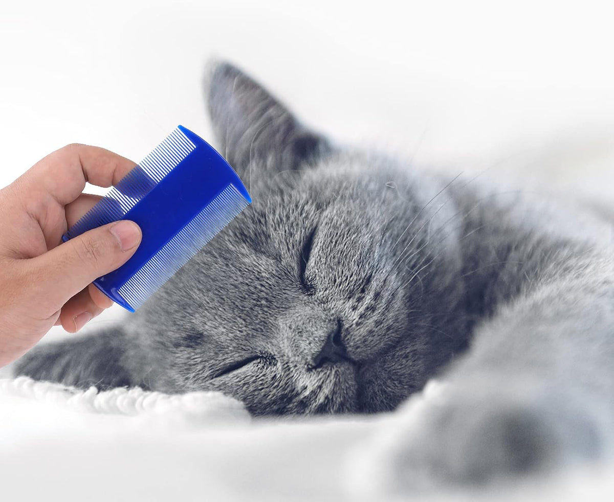 Ergonomic plastic handle detail on Molain pet grooming comb