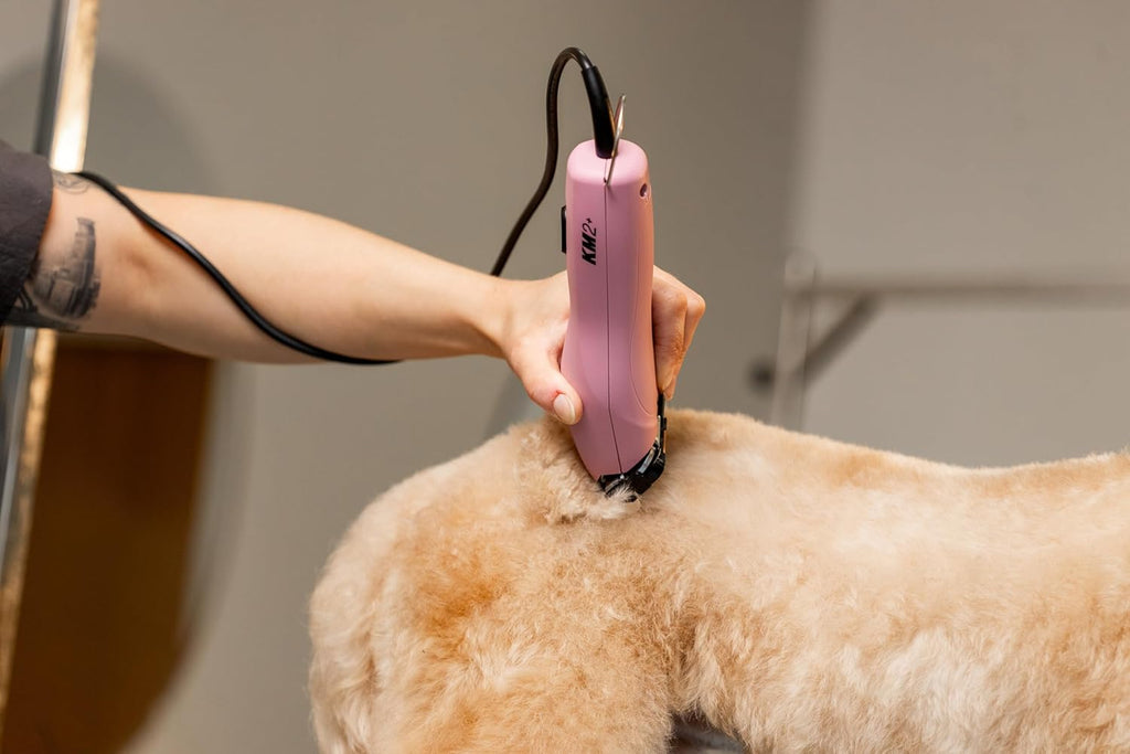 Ergonomic lightweight handle design of Wahl pink pet clipper