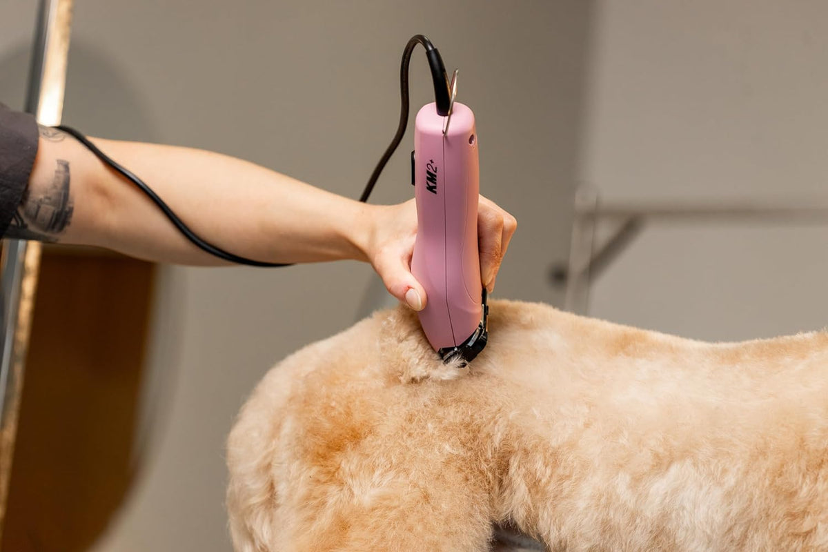 Ergonomic lightweight handle design of Wahl pink pet clipper