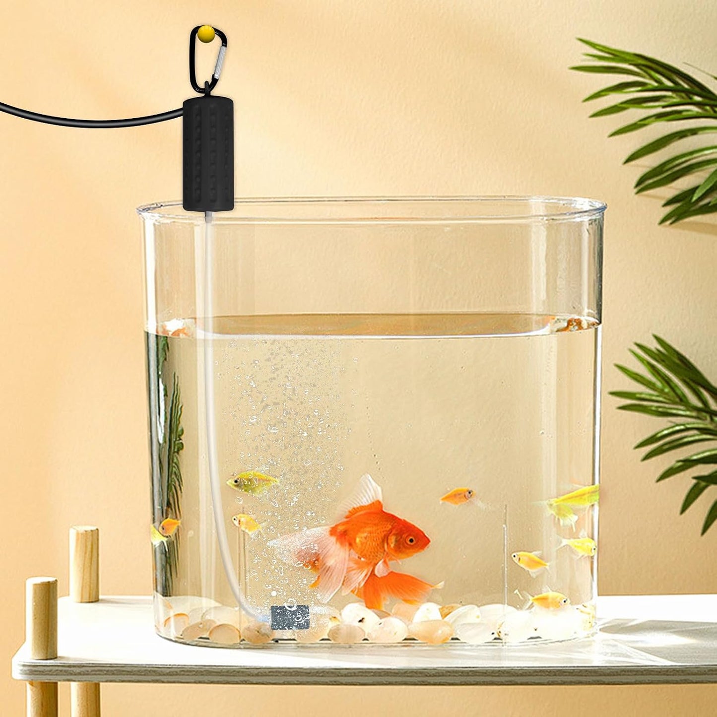 Uncle Yang USB aquarium pump connected to a power bank