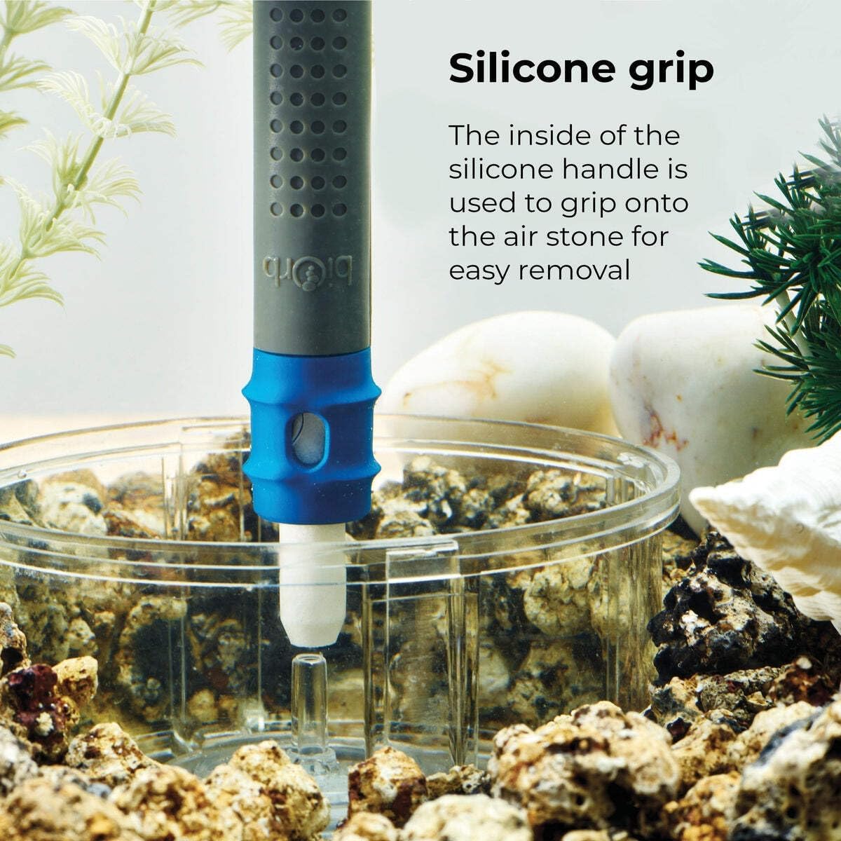 Extendable aquarium maintenance tool for deep fish tanks
