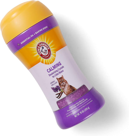 Sprinkling Arm and Hammer cat litter crystals over a clean litter box