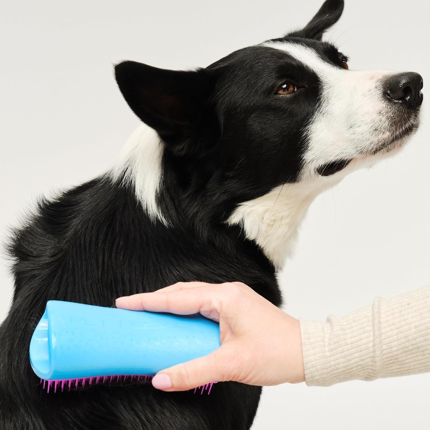Ergonomic palm friendly pet de-shedding tool for double coats