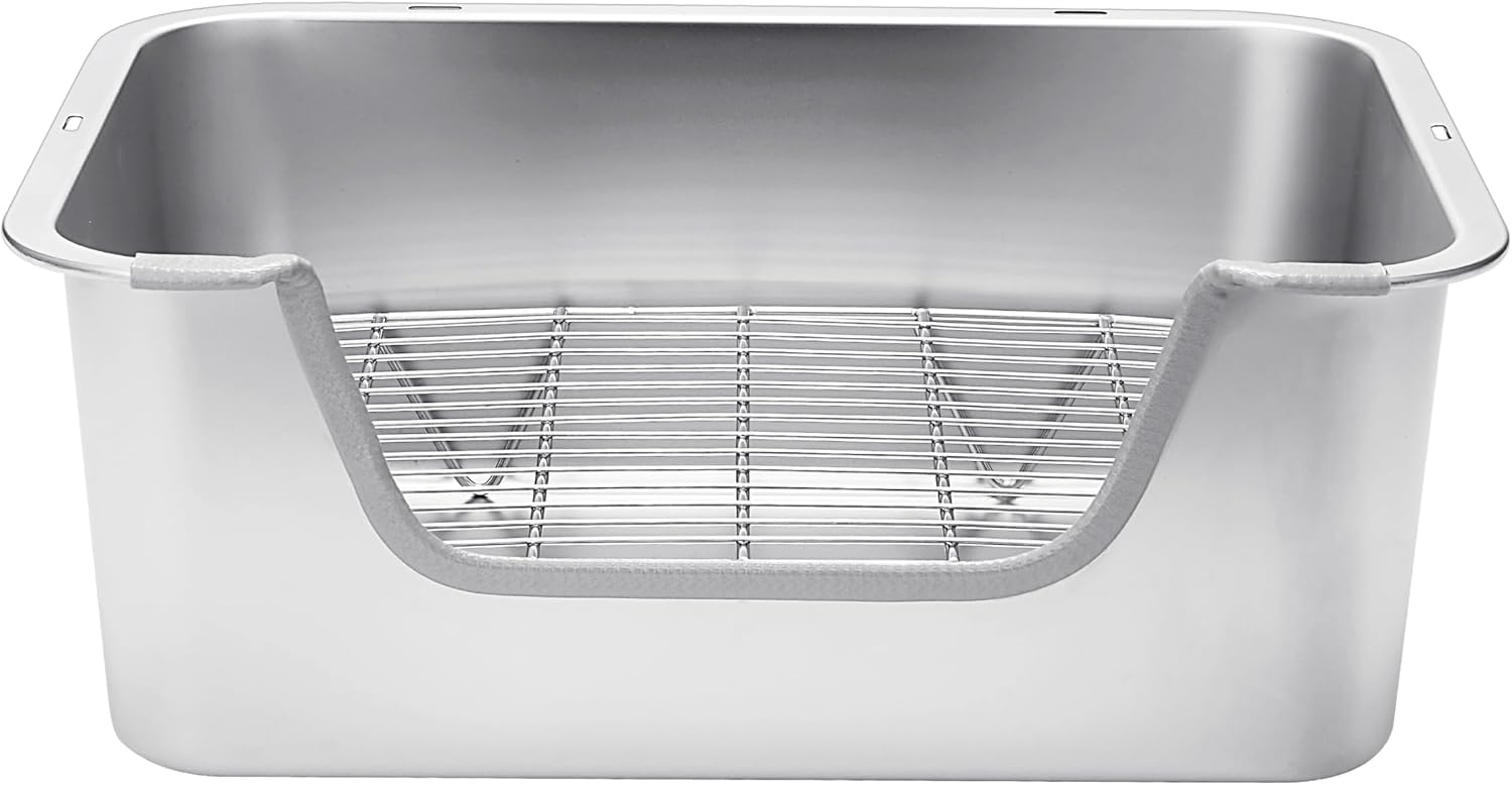 Sorstrem pet litter box showing high raised border for spill prevention