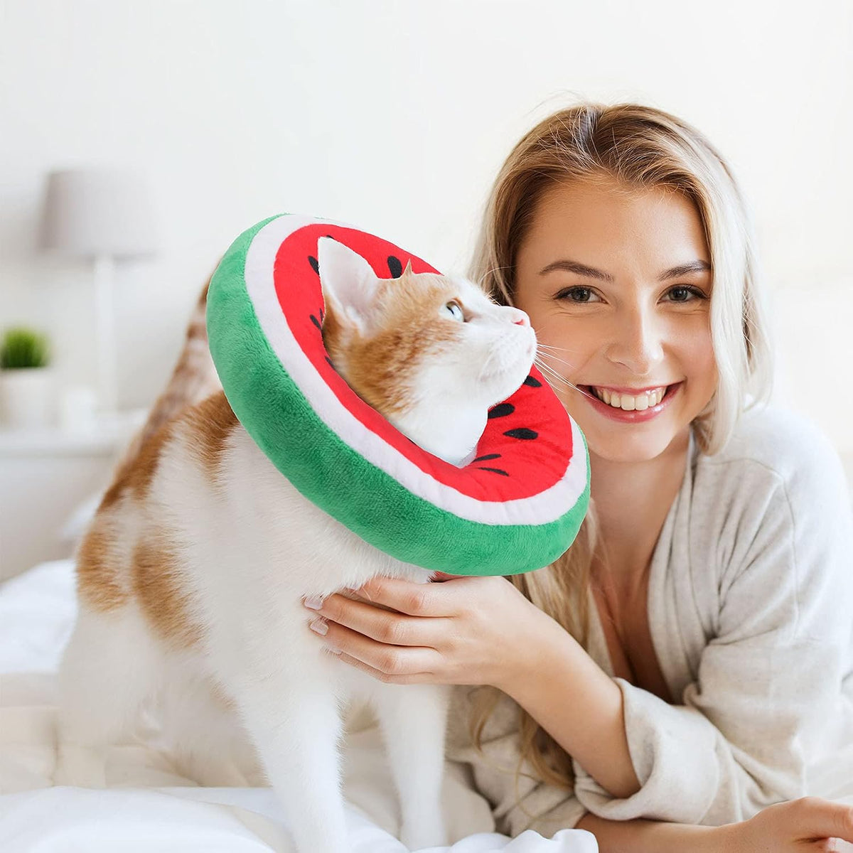 Adjustable drawstring detail on Frienda soft cat recovery cone