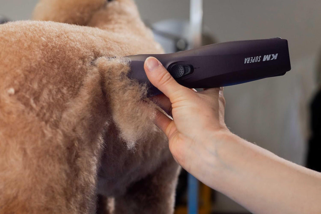 Wahl KM Supera cordless dog and cat grooming clipper with battery status indicator