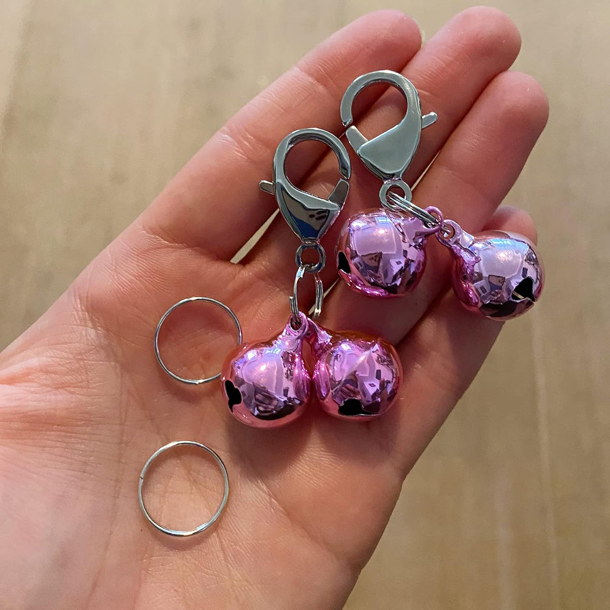 IVIA PET pet pendant training accessories package containing four pink copper bells and two metal snap hooks