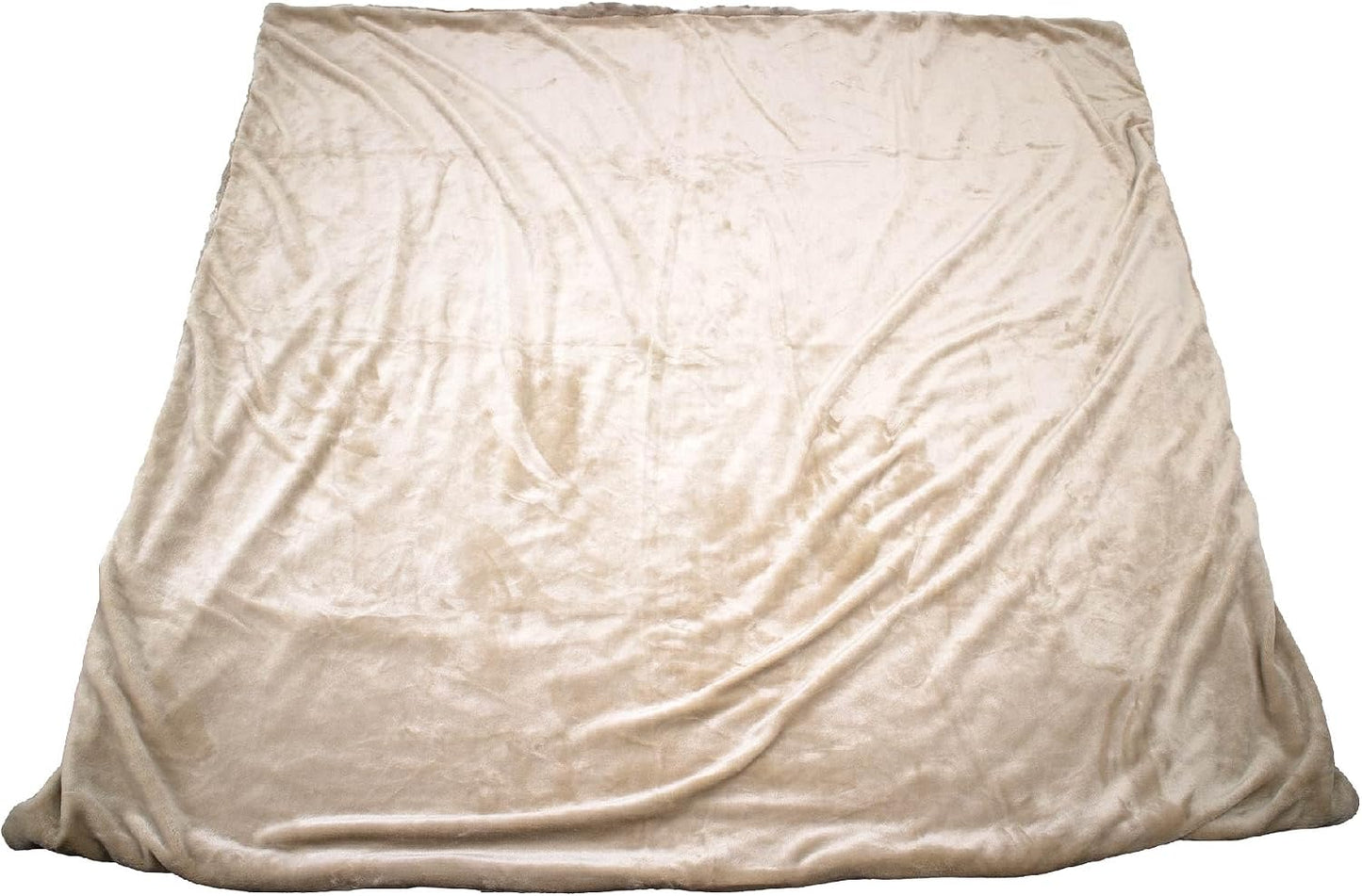 Close up look at the double sided plush texture of the Petique cat blanket