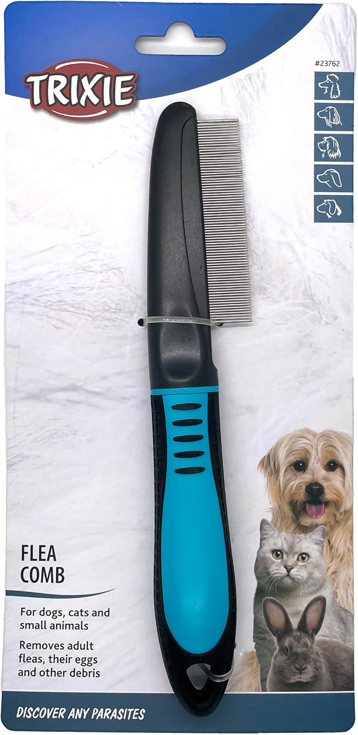 Using Trixie flea comb to remove debris from cat fur