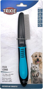Using Trixie flea comb to remove debris from cat fur