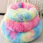 Small kitten resting comfortably in a round Finenohoory nest bed
