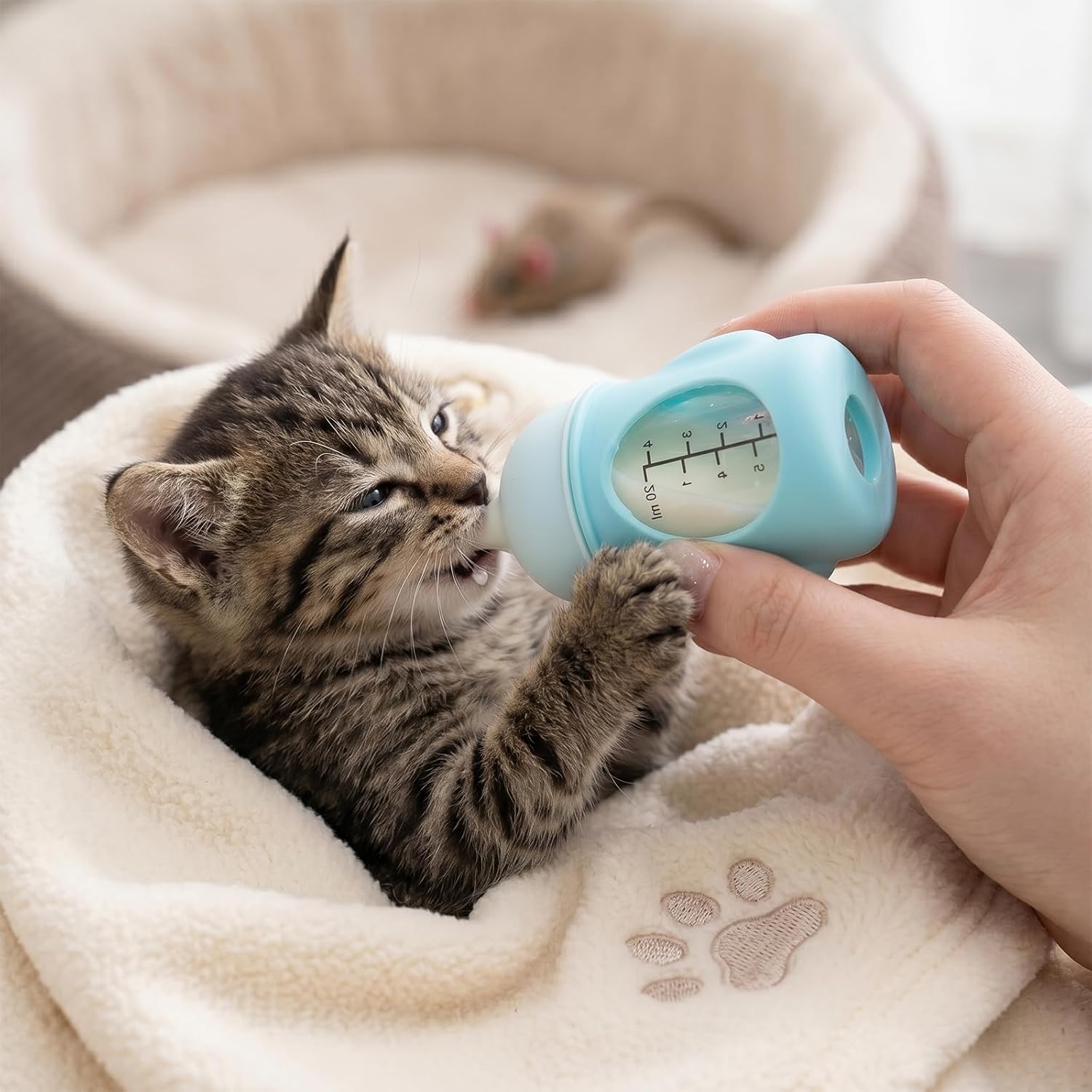 Side view of the GÃ©nÃ©rique newborn pet nursing kit highlighting its compact design.