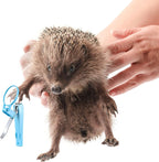 Close up of the Mudder pet nail trimmer with integrated magnifying glass for precise claw cutting