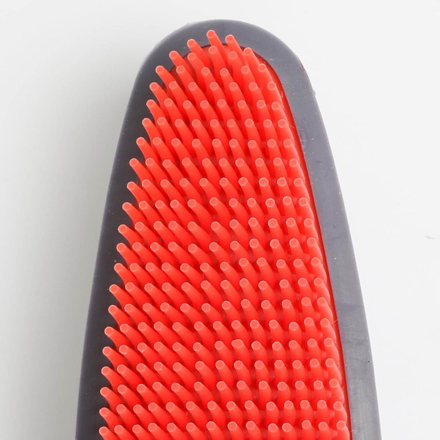 Godiyyer rubber brush used as a cat massage tool