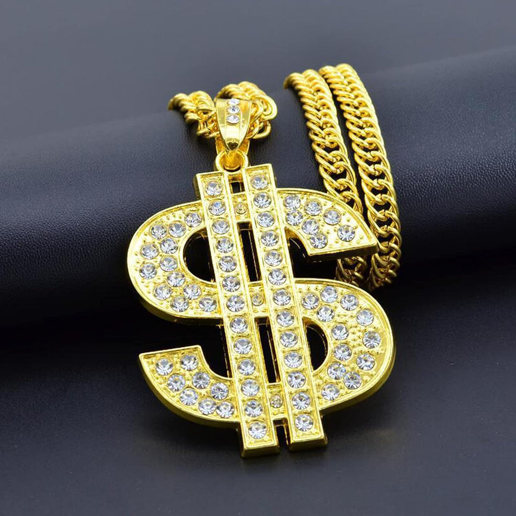 Close up shot of the high quality gold plated alloy pet chain links.