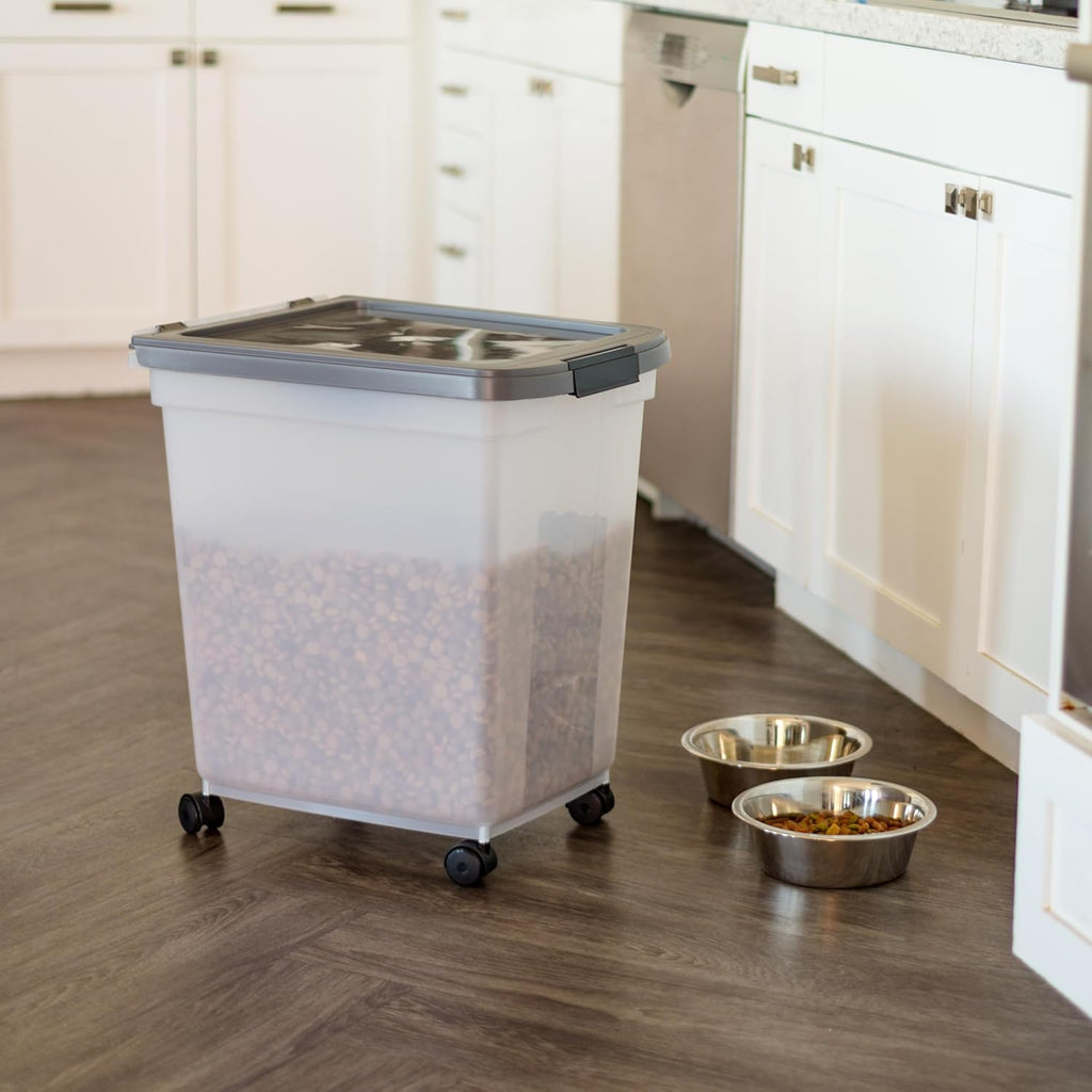 Airtight seal demonstration on Iris USA storage container