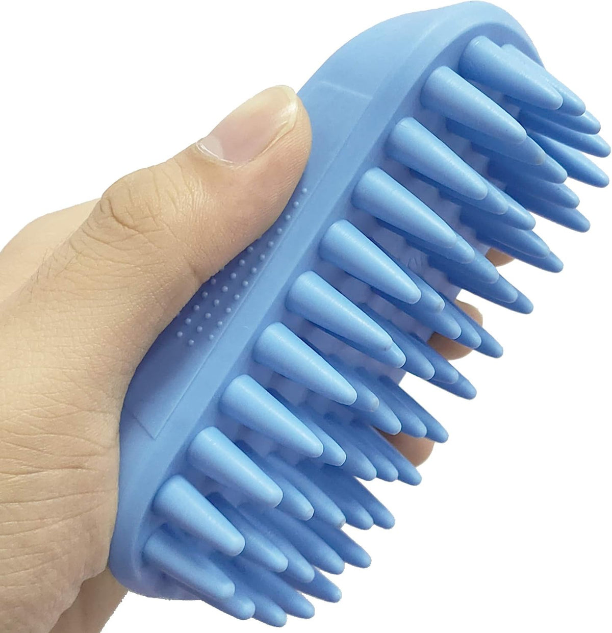 Zoopolr pet shampoo comb demonstrating easy removal of loose shedding fur from a cat.