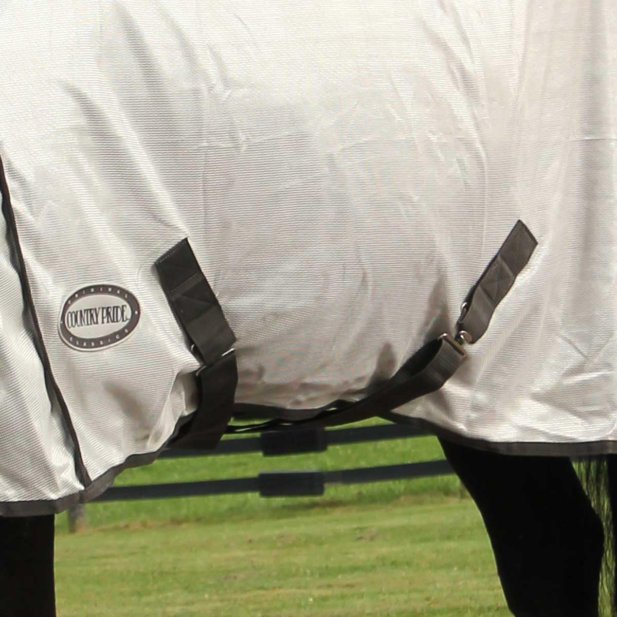 Country Pride horse turnout blanket showing shoulder gussets and nylon chest lining