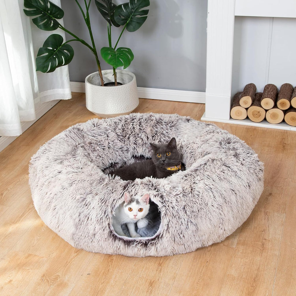 Warm feline hiding spot and soft round cat bed combo setup