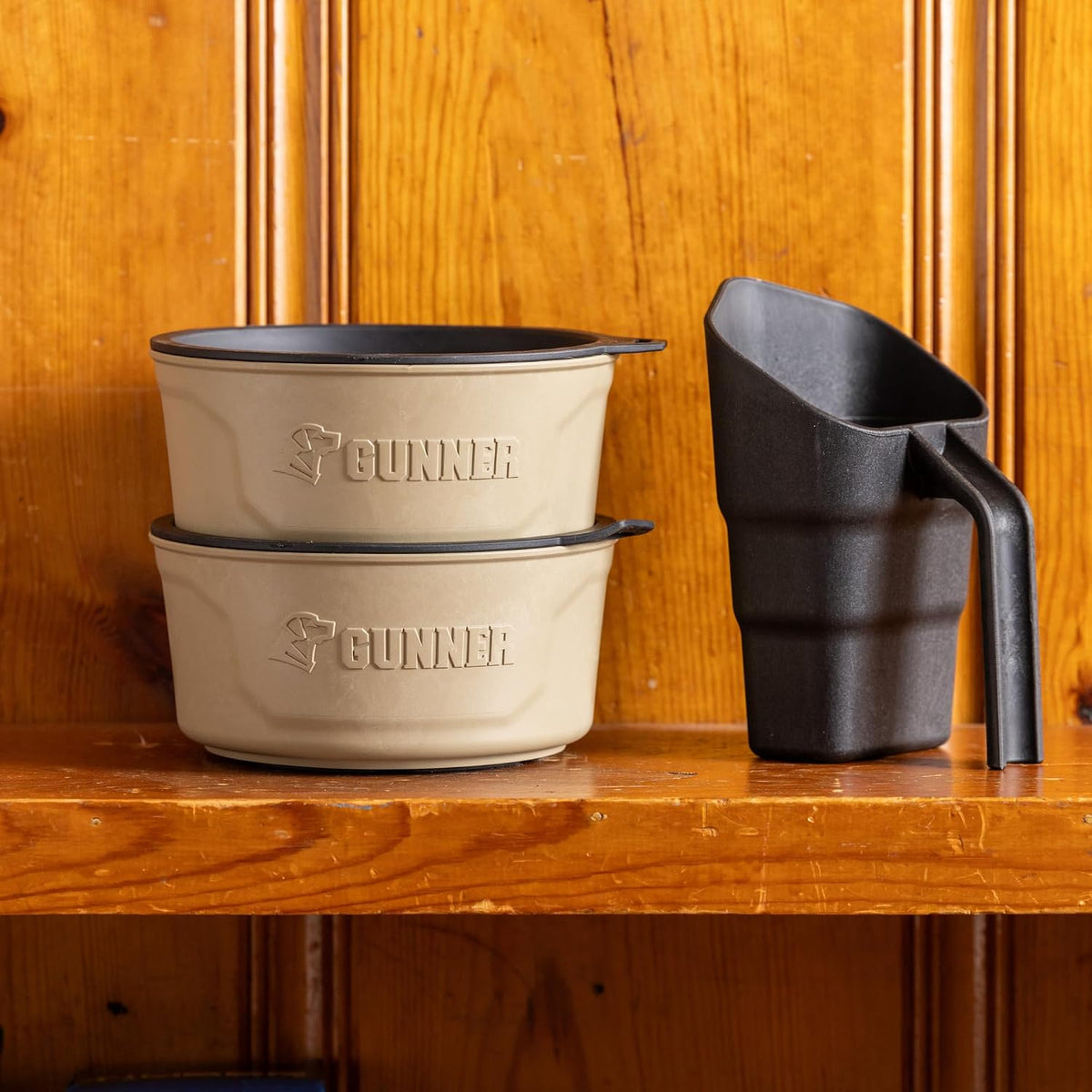 Close up of the vapor release channels on the tan GUNNER pet bowl base