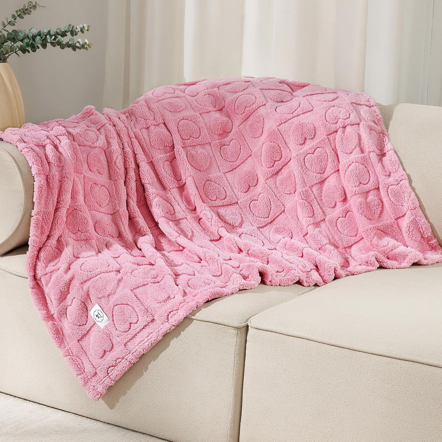 Packaging view of the authentic USA imported Luciphia pink pet blanket.