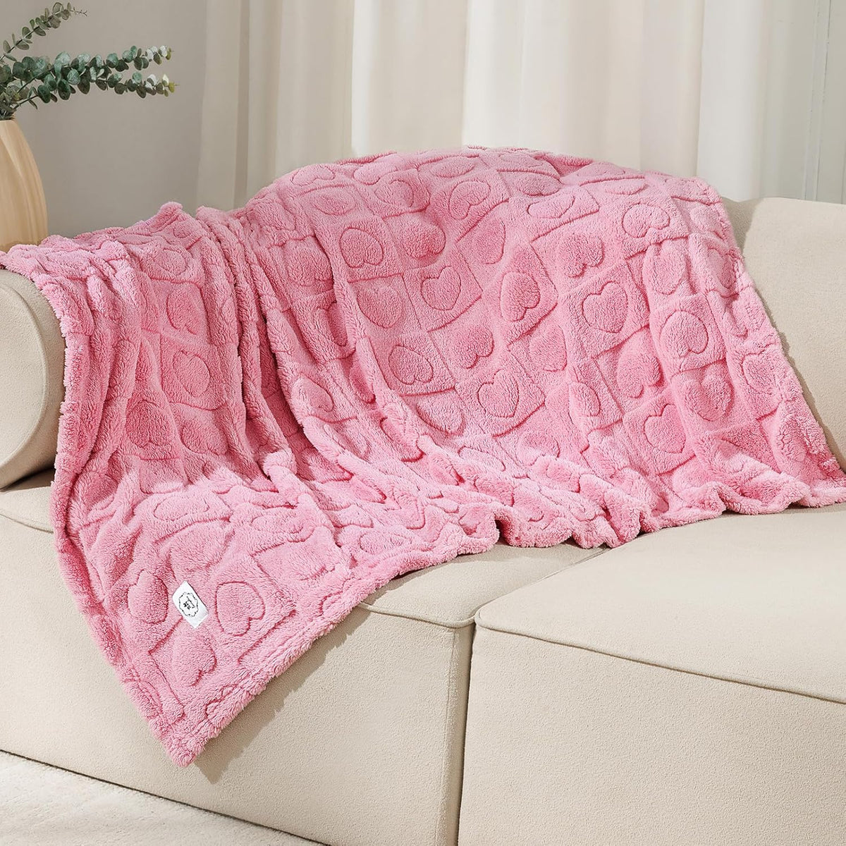 Packaging view of the authentic USA imported Luciphia pink pet blanket.