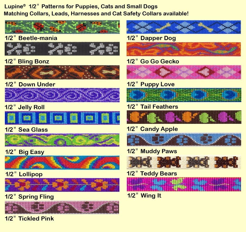 Close-up view of the soft fleece-lined handle on the small pet leash