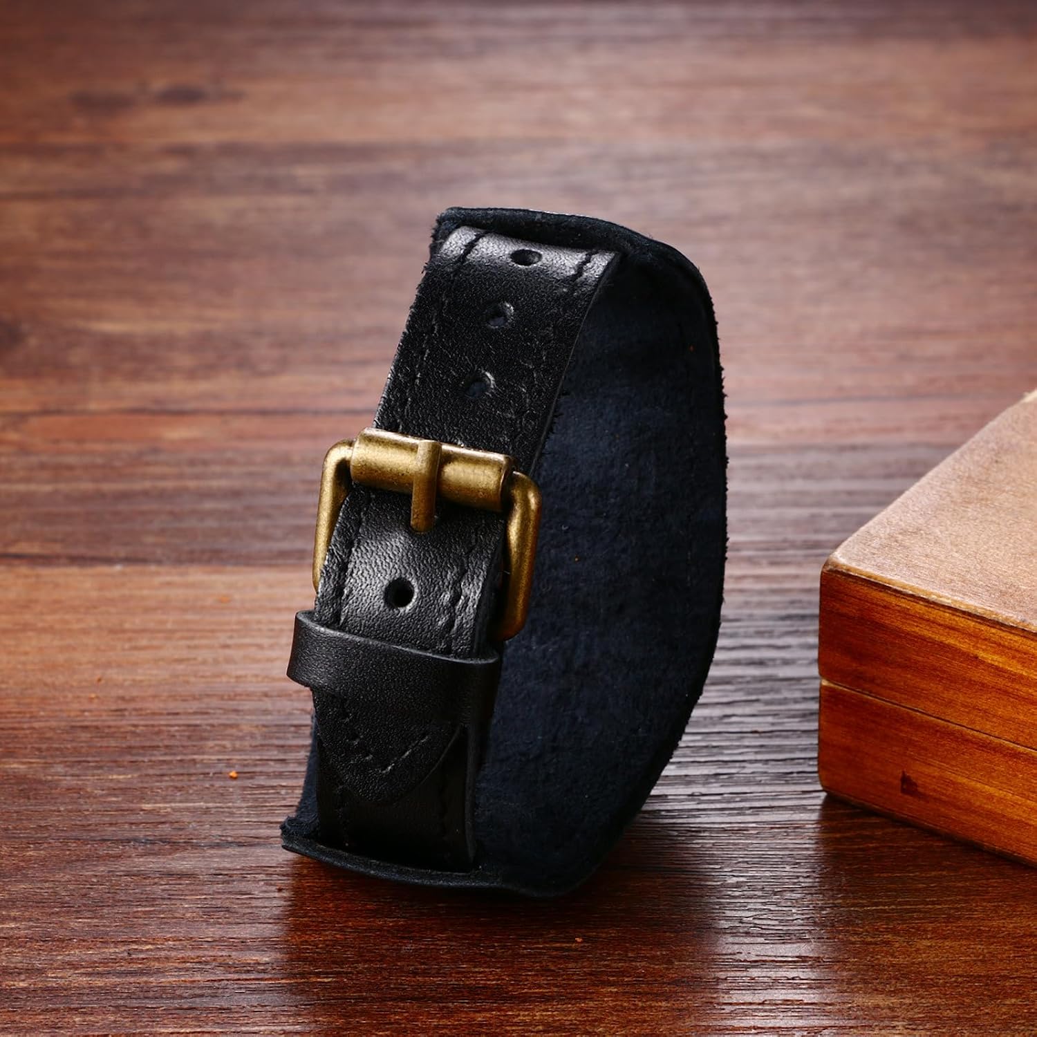 Avaner men gothic quartz wrist watch side view showing the vintage brass bezel case and crown