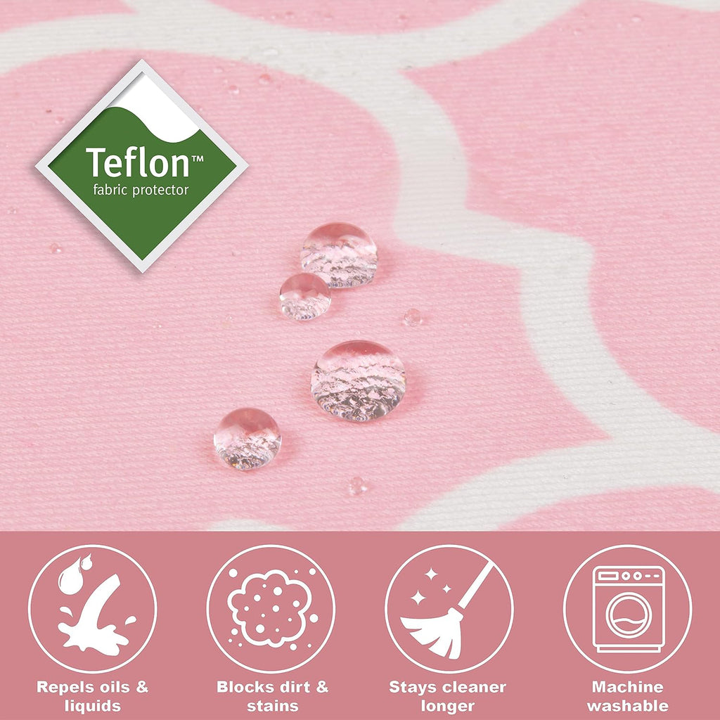 New World dog kennel cover with open flaps for ventilation