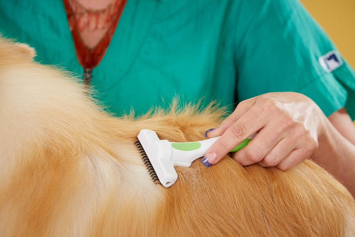 Andis pet deshedding tool packaging and accessory view