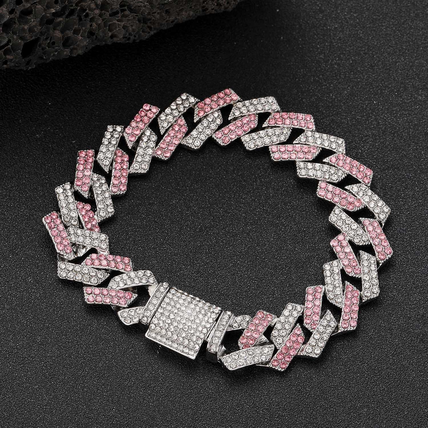 Side profile of the durable zinc alloy buckle fastener on the pet chain collar.